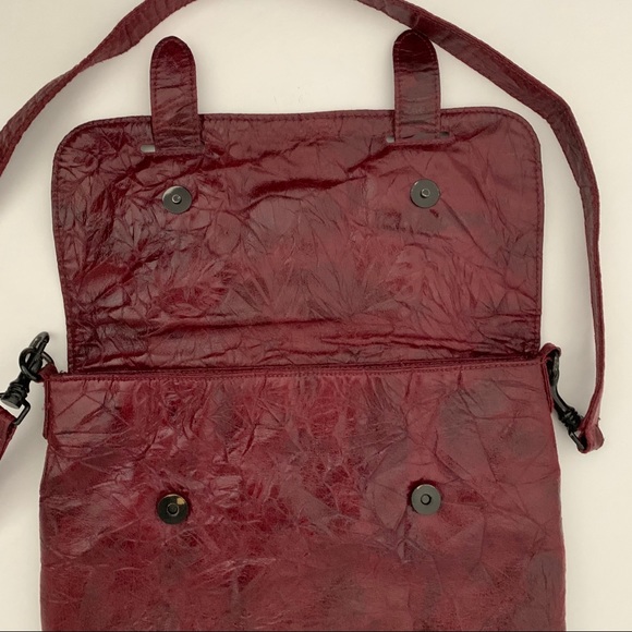 Matt & Nat Vegan Crinkle Crossbody Bag Distressed - Picture 5 of 17